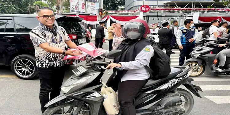 Pawai Merah Putih di Depan Kantor Wali Kota Medan, Ratusan Pengendara Antusias Terima Bendera dari Pemko dan PWPM
