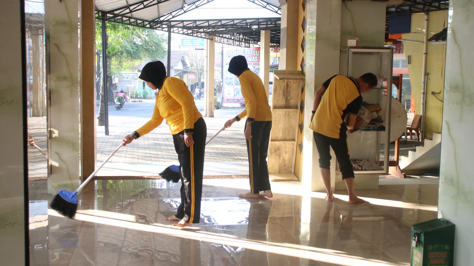 Sambut Hari Bhayangkara ke-80, Polres Kebumen Bersihkan 7 Rumah Ibadah Lintas Agama, Taruna Akpol Ikut Serta