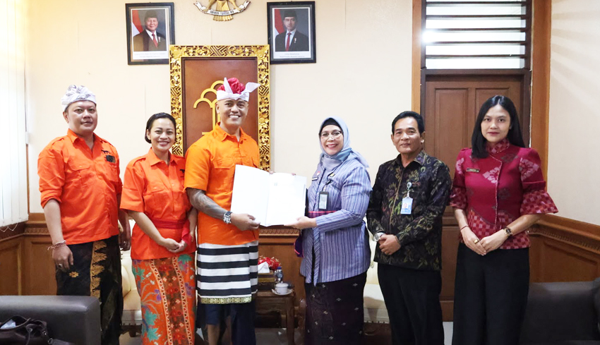 Kanwil Kemenkum Bali Serahkan SKT ke Partai Gerakan Rakyat, Eem Nurmanah Ingatkan Konsekuensi Administrasi