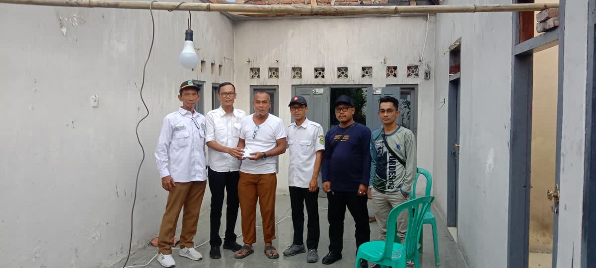 Rumah Sekdes Selajambe Ulis Husen Ludes Terbakar, PPDI Kuningan Serahkan Bantuan untuk Kolega