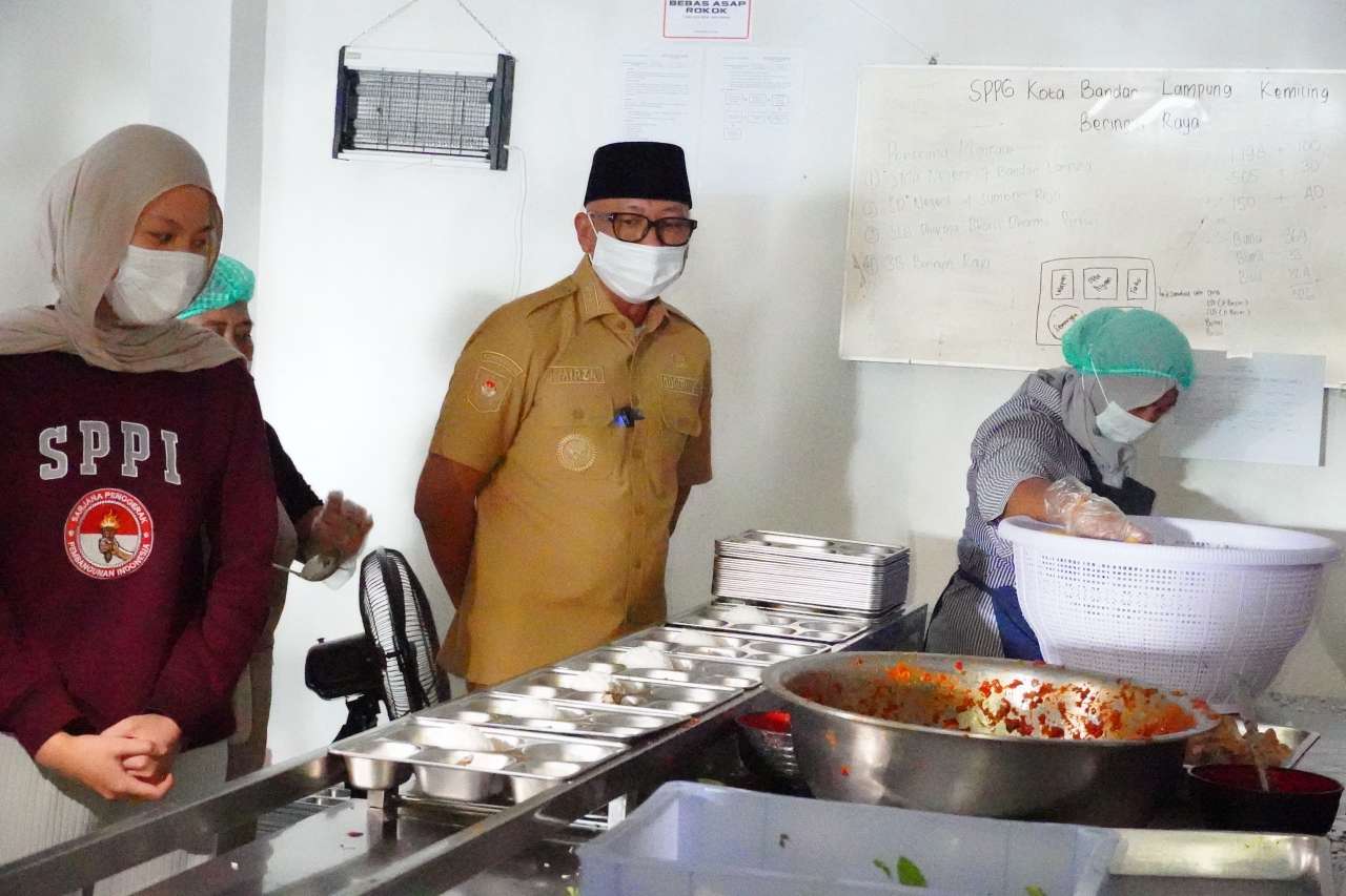 Gubernur Lampung Rahmat Mirzani Djausal Turun Langsung Awasi Makan Bergizi Gratis di Hari Pertama Sekolah, Bawa Lab Bergerak Cek Kualitas Dapur