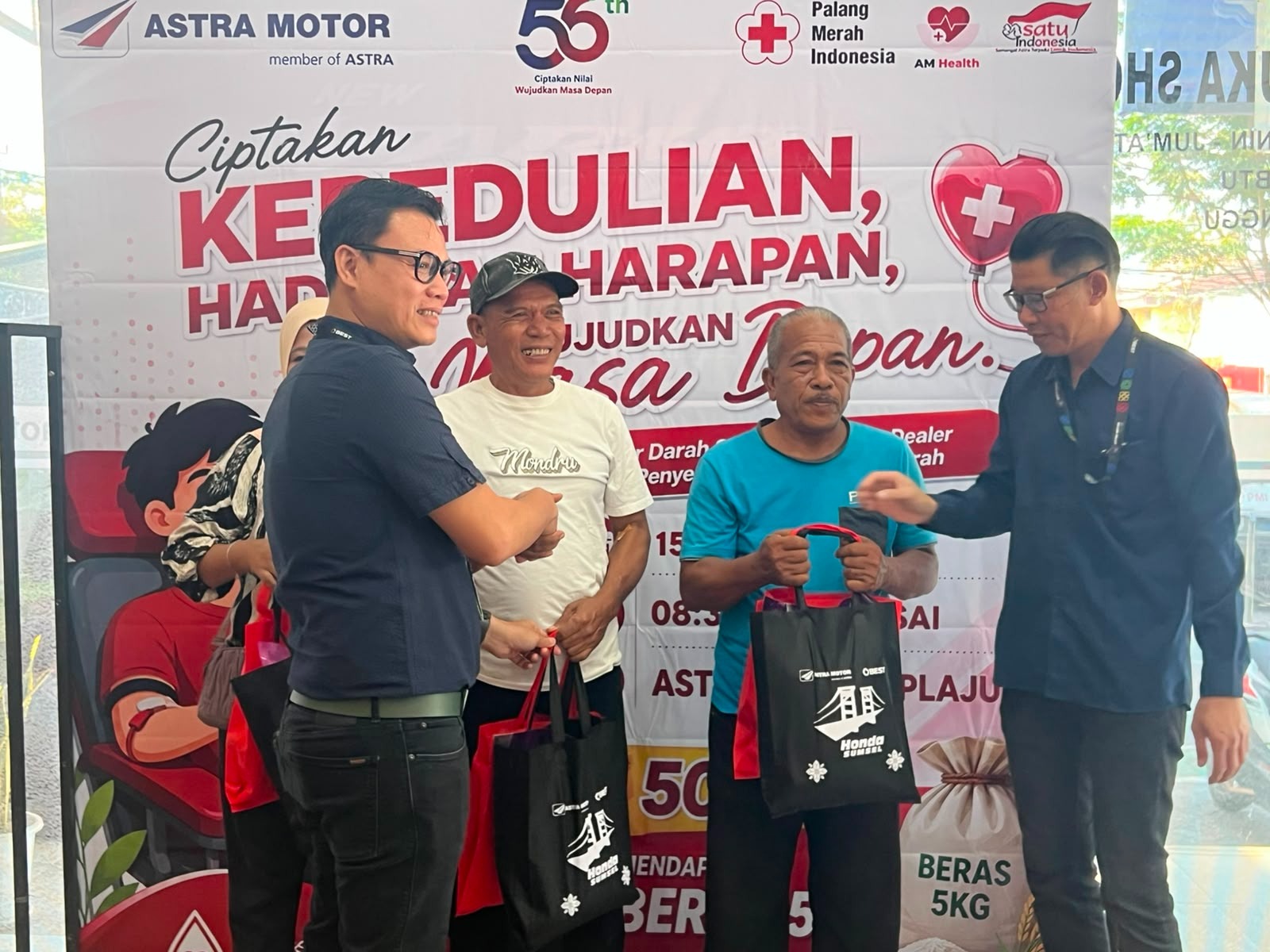 56 Tahun Astra Motor, Karyawan dan Warga Palembang Sumbang 50 Kantong Darah Lewat Donor Darah Serentak