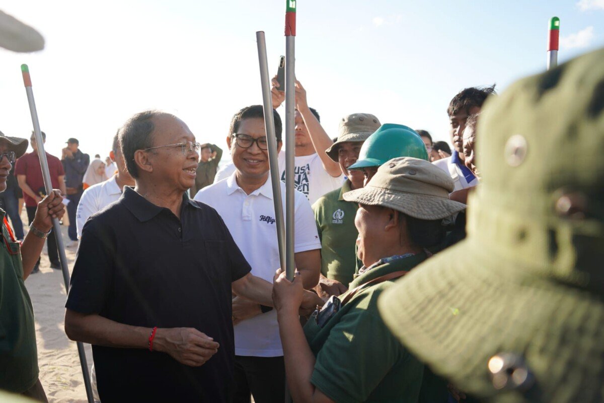Gubernur Bali Wayan Koster Pimpin Aksi Bersih Sampah di Pantai Samuh Badung, Dorong Pertobatan Ekologis Menuju Indonesia Emas 2045