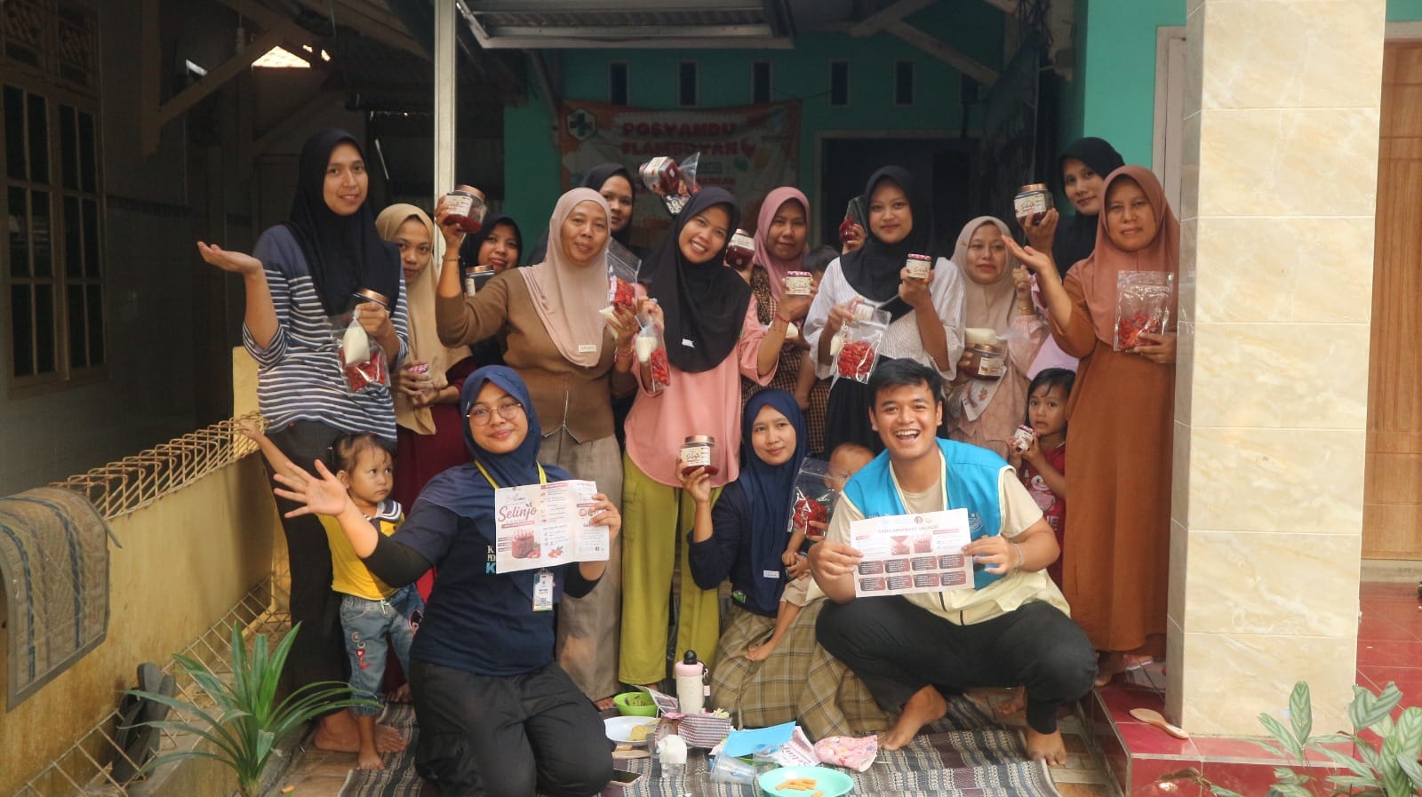 Mahasiswa KKN UGM Ajari Ibu-ibu PKK Desa Sangiang Buat Selai Melinjo, Ini Cara Olahnya