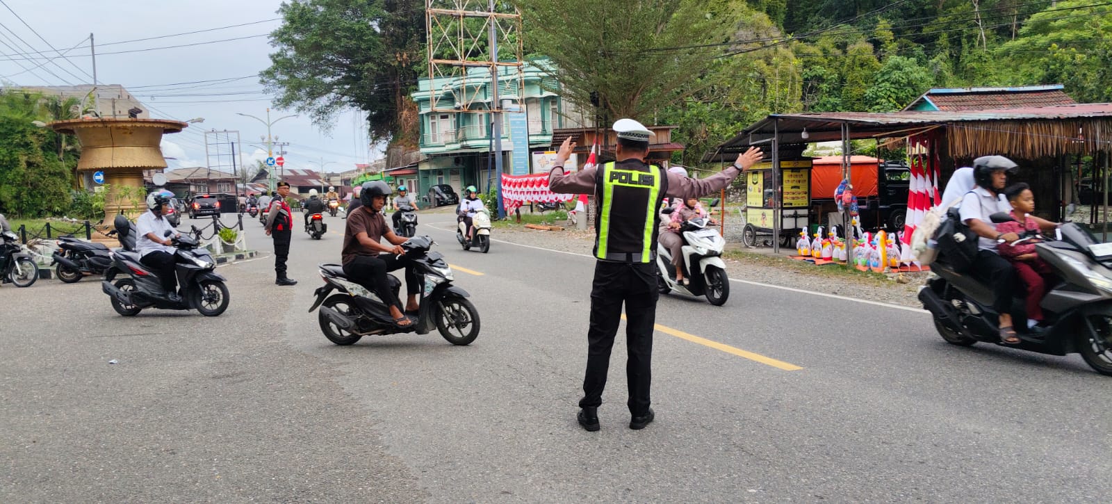 Personel Sat Lantas Polres Aceh Selatan Kawal Arus Pagi di 5 Titik Rawan, Imbau Pengendara Patuhi Rambu