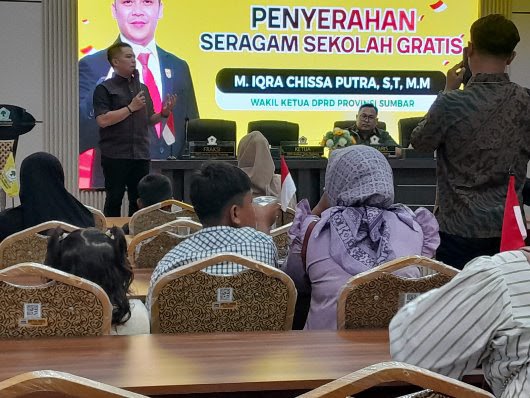 Wakil Ketua DPRD Sumbar Iqra Chissa Putra Bagikan 28 Seragam Sekolah untuk Pelajar Kurang Mampu di Padang