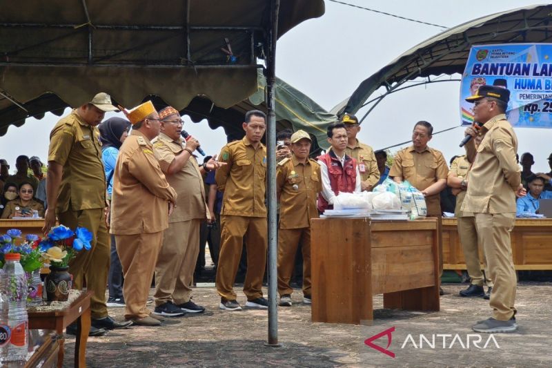 Gubernur Kalteng Agustiar Sabran Salurkan Bantuan di Sukamara, 868 KPM Terima BLT Rp250 Ribu