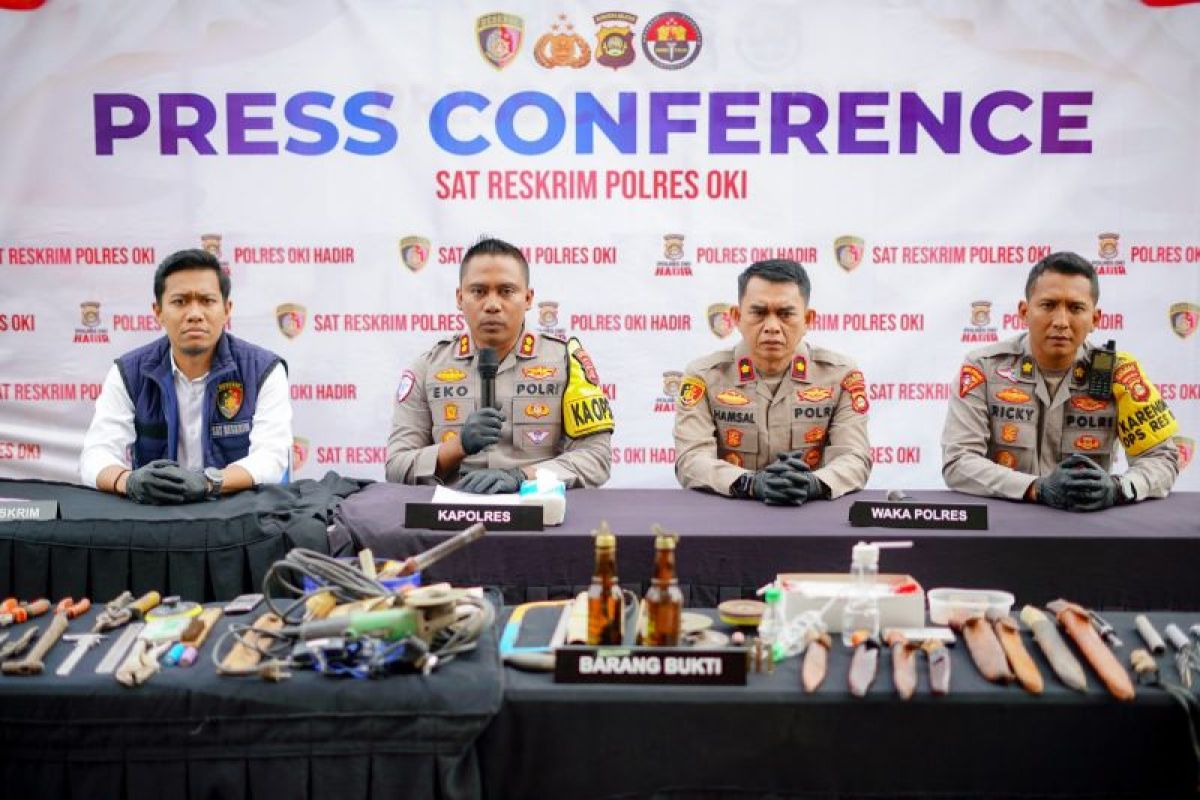 Polres OKI Amankan Perakit Senjata Api Ilegal di Desa Berkat, Dua Pucuk Senpi Rakitan dan Bom Molotov Disita