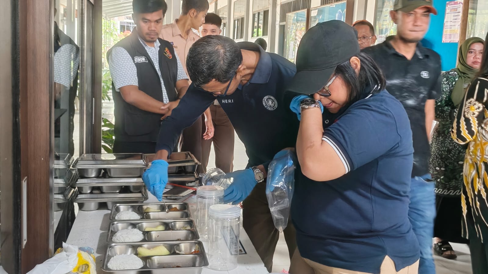 Tim Labfor Polda Sumut Turun ke Dapur MBG di Berastagi Usai 247 Siswa Diduga Keracunan, Sampel Makanan Dibawa ke Medan