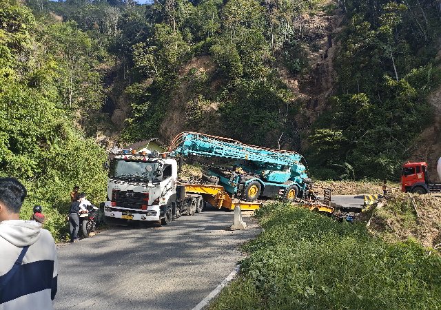 Jalan Lintas Sibolga-Tarutung Macet 4 Km Akibat Mobil Muat Alat Berat Terperosok di Tapanuli Tengah, Warga Sorot Jalan Amblas Tak Diperbaiki