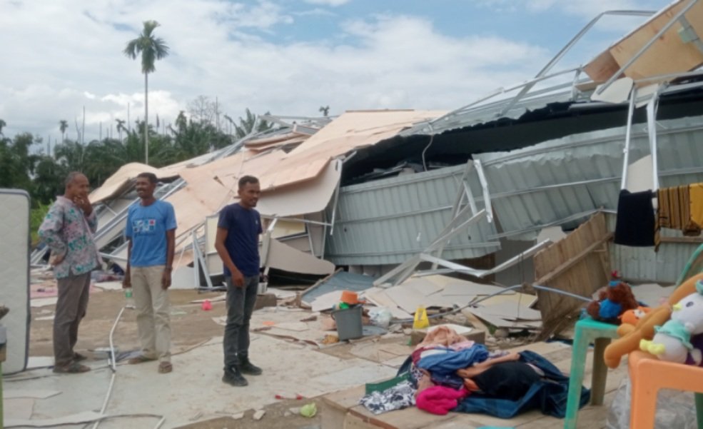 58 Unit Huntara BNPB dan Kementerian PU di Langkahan Aceh Utara Rusak Diterjang Angin Kencang, Warga Kembali Mengungsi