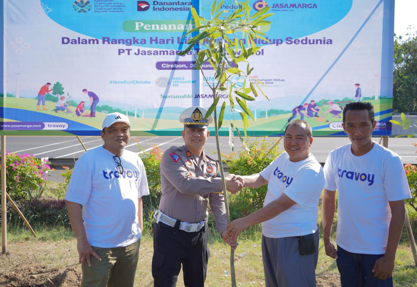 JTT Tanam 300 Pohon di Koridor Tol Trans Jawa, Target 1.000 Pohon Sepanjang 2026 demi Infrastruktur Hijau