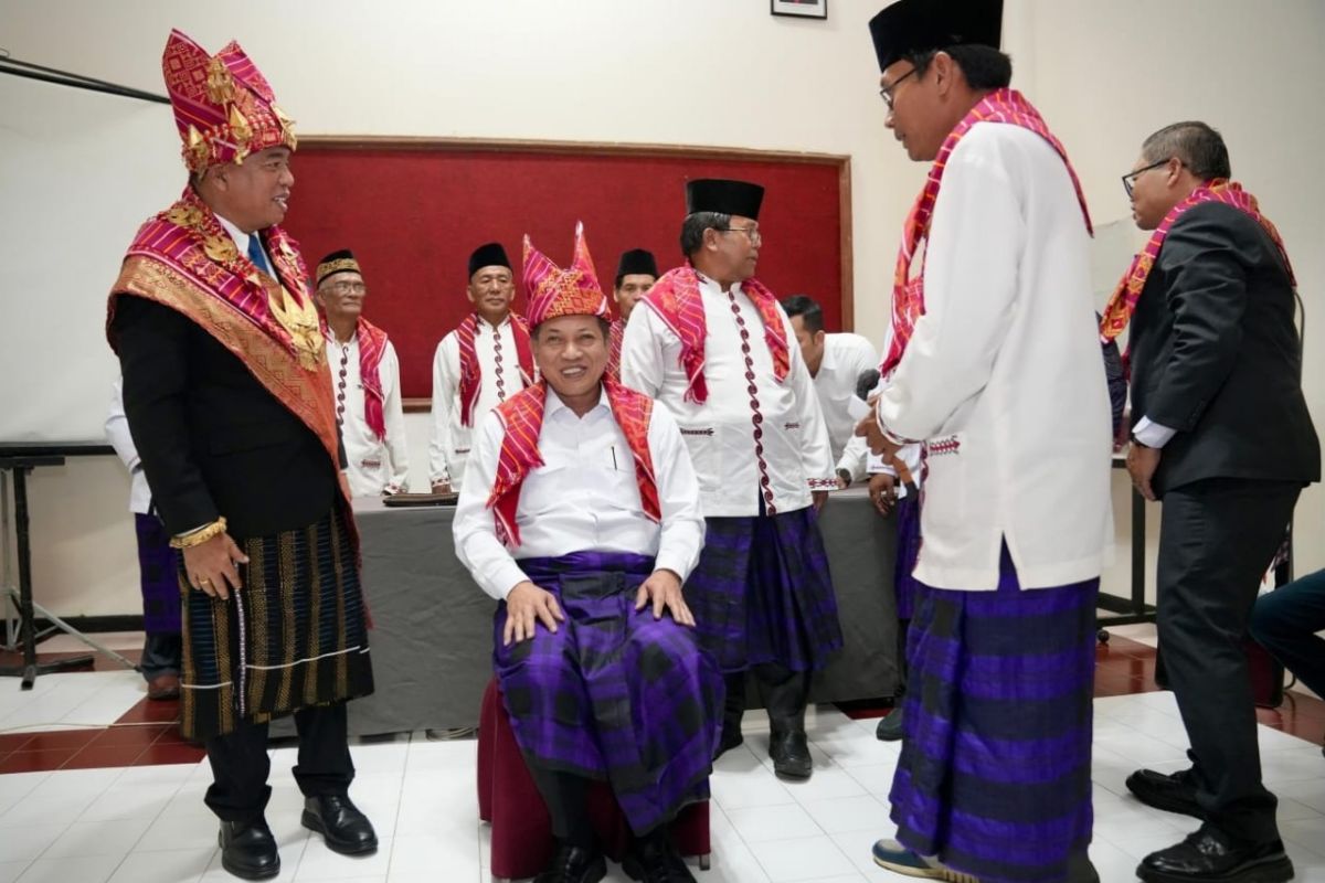 Menteri Koperasi Ferry Juliantono Terima Gelar Kehormatan Merga Ginting dari Masyarakat Adat Karo, Sebut sebagai Amanah Pengabdian