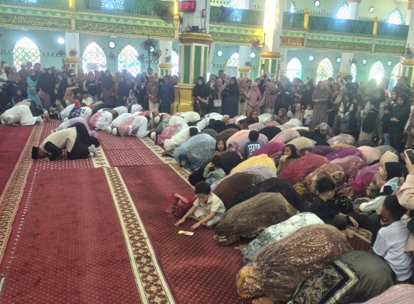 105 Jamaah Haji Khusus PT Annur Maarif Tiba di Sidrap, Disambit Tangis Haru Keluarga di Masjid Agung