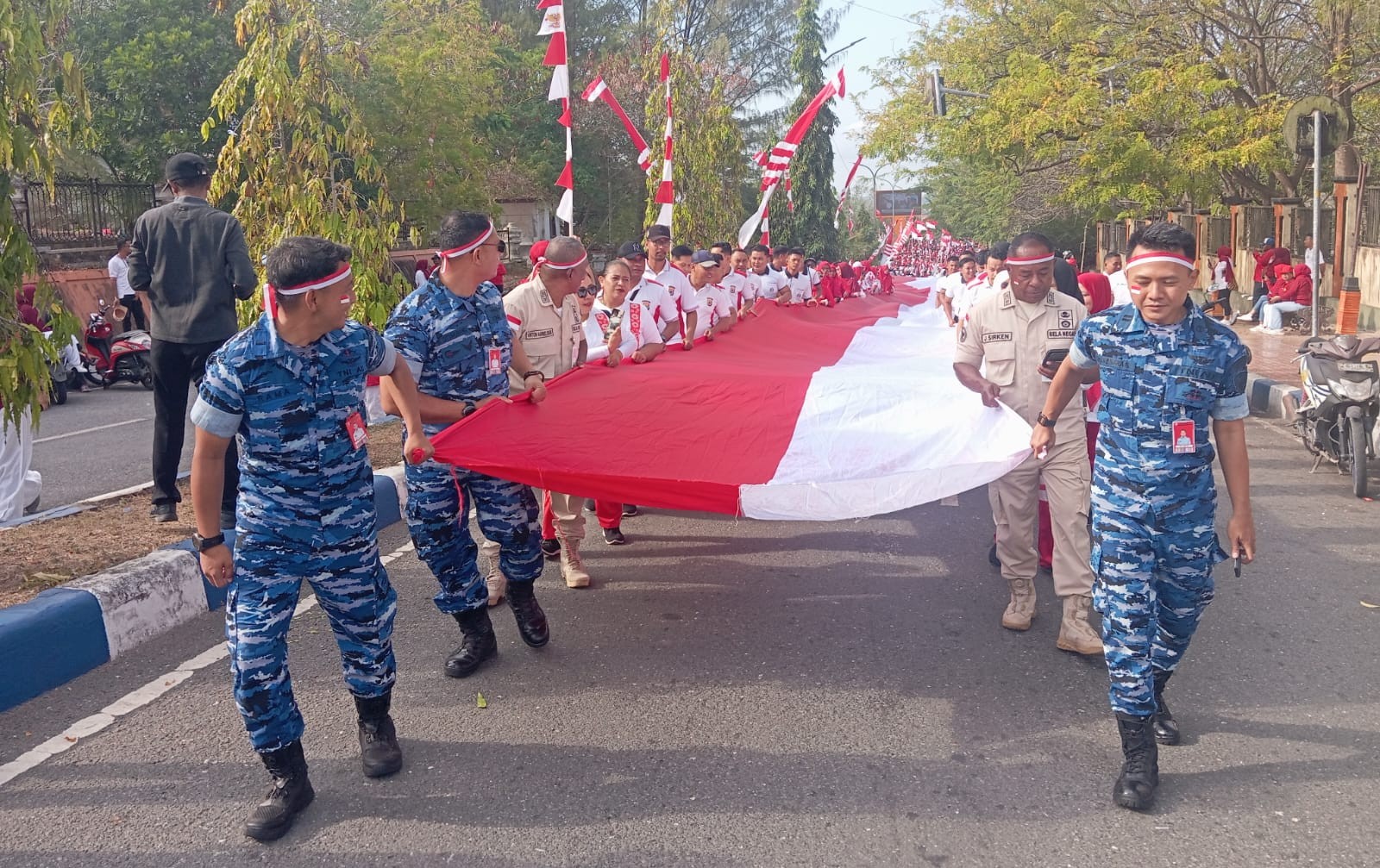 Kirab Merah Putih Sepanjang 81 Meter Meriahkan HUT RI di Kota Tual, Ratusan Warga Ikut Serta