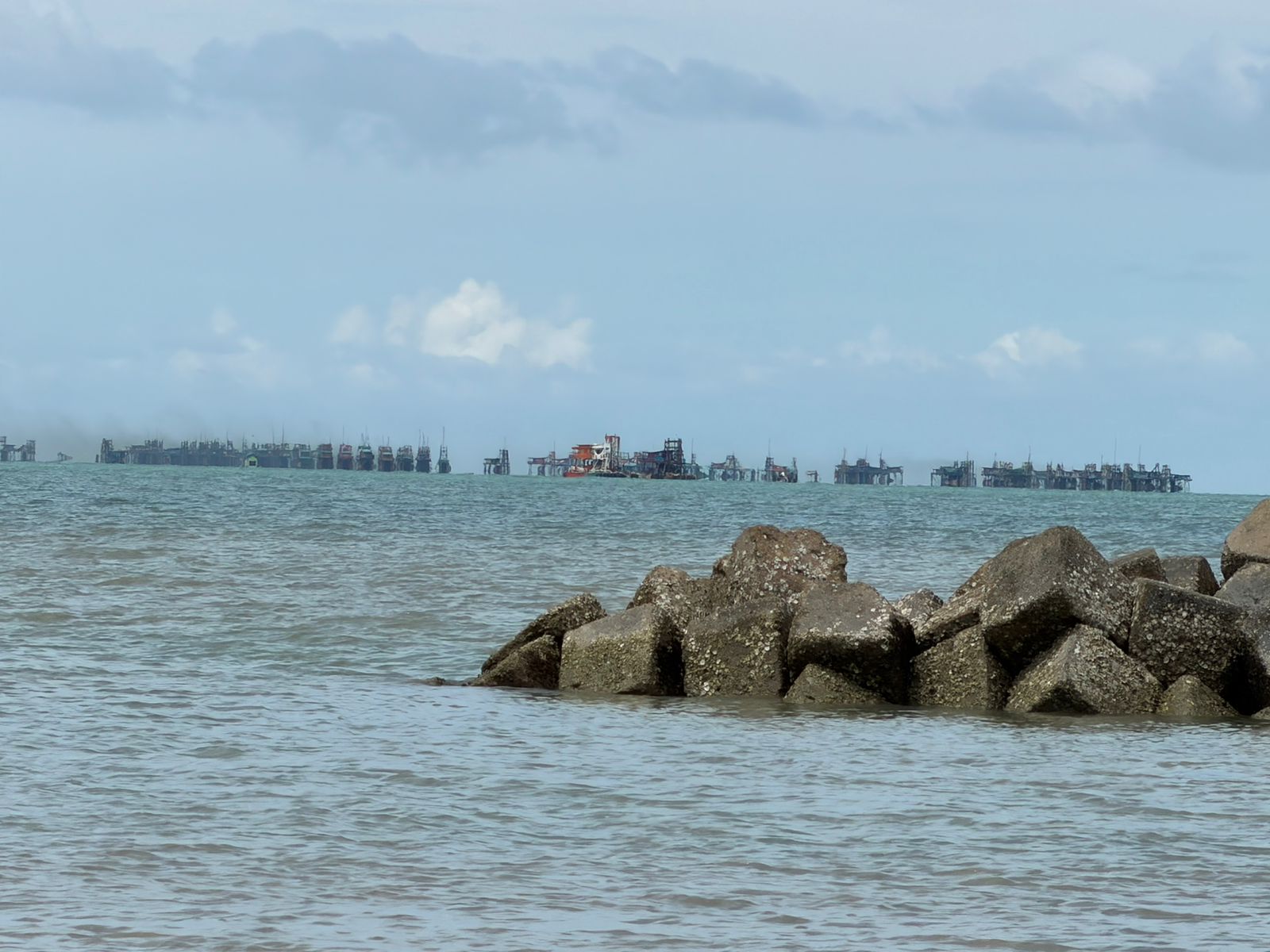Ratusan Ponton Tambang Timah Ilegal di Pantai Pasir Padi Pangkalpinang Trending, Warga Pertanyakan Aparat Penegak Hukum