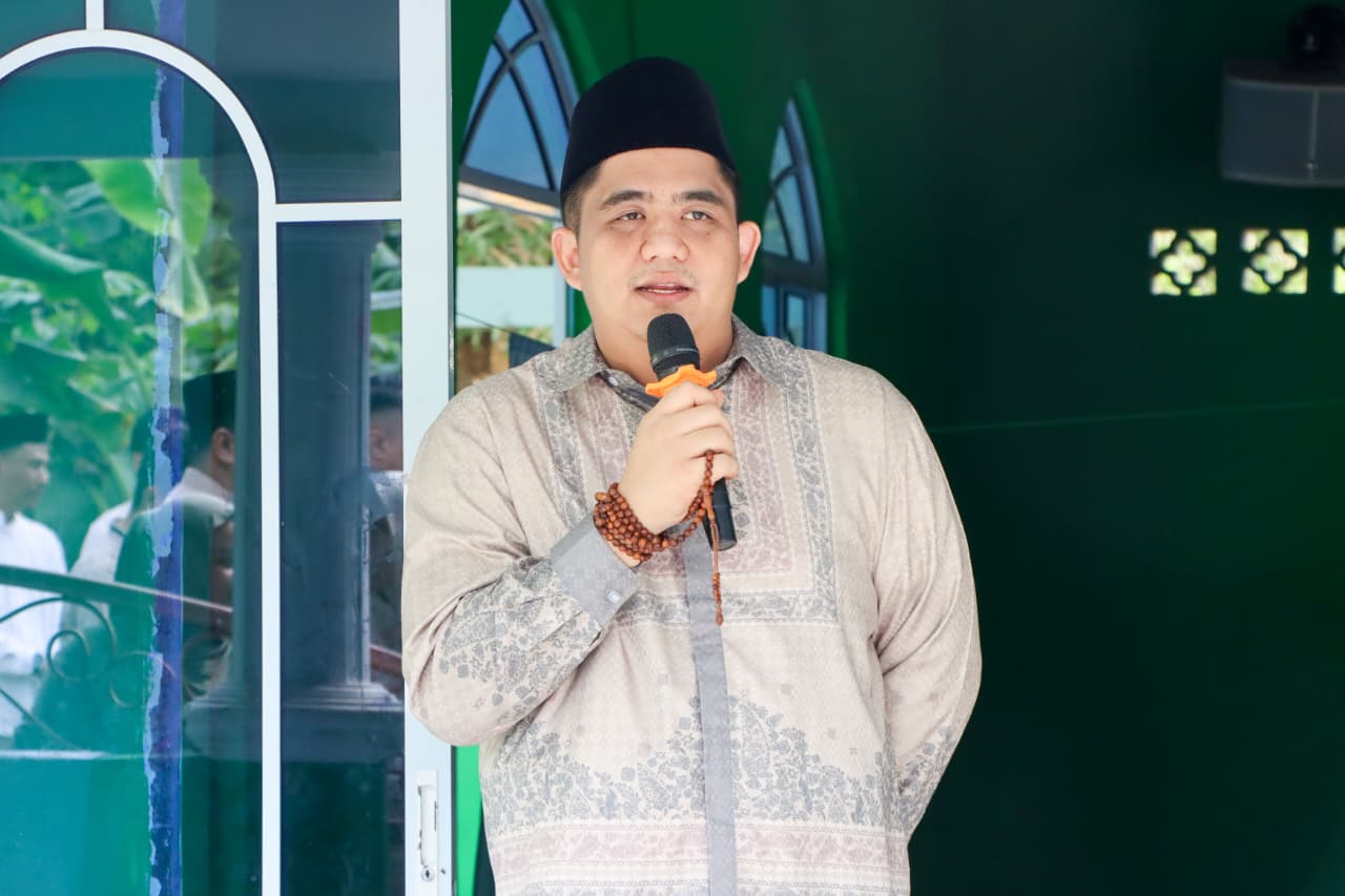 Bupati Roby dan Wakil Bupati Deby Salat Id di Toapaya, Sapi Kurban Presiden 800 Kg Diserahkan ke Warga Bintan