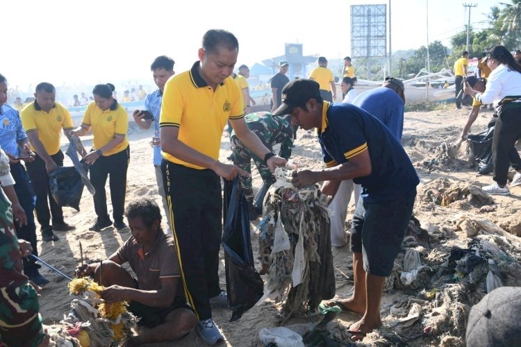 Polda NTT Gelar Apel Akbar Bersih Pantai di Kupang, 30 Warga Terima Bansos di HUT Bhayangkara ke-80