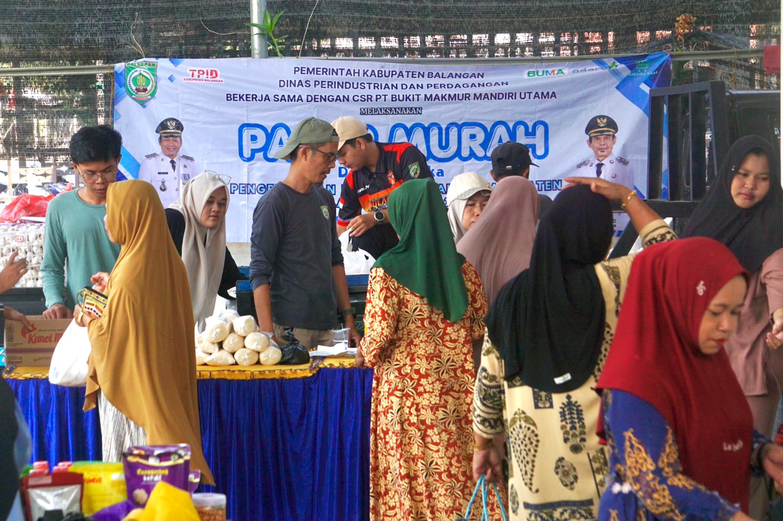Pasar Murah ke-54 Disperindag Balangan di Desa Lamida Bawah Ludes, Warga Serbu Sembako Jelang Maulid