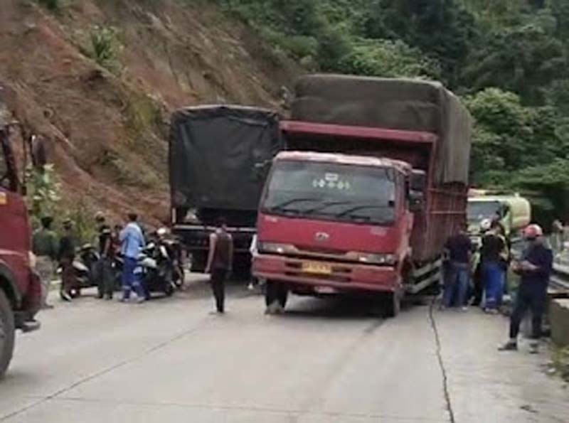 Truk Patah As Melintang di Sitinjau Lauik, Lalu Lintas Padang–Solok Lumpuh Total Berjam-jam