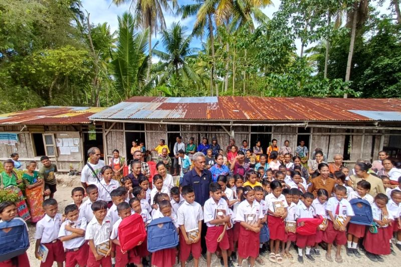 Kapolda NTT Salurkan 50 Tas dan Paket Buku untuk Siswa SD di Pedalaman TTS, Sambut Hari Bhayangkara ke-80