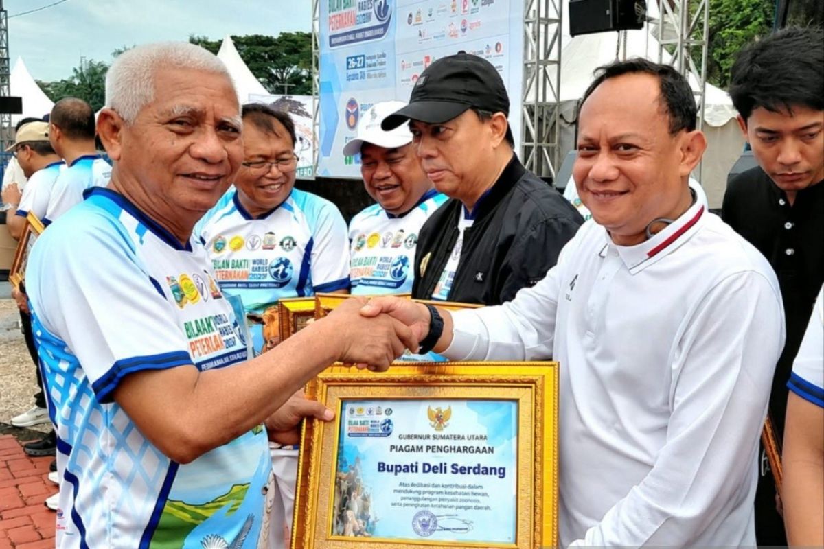 Wagub Sumut Serahkan Penghargaan ke Pemkab Deli Serdang, Vaksinasi Rabies Massal Target 15.000 Ekor Hewan