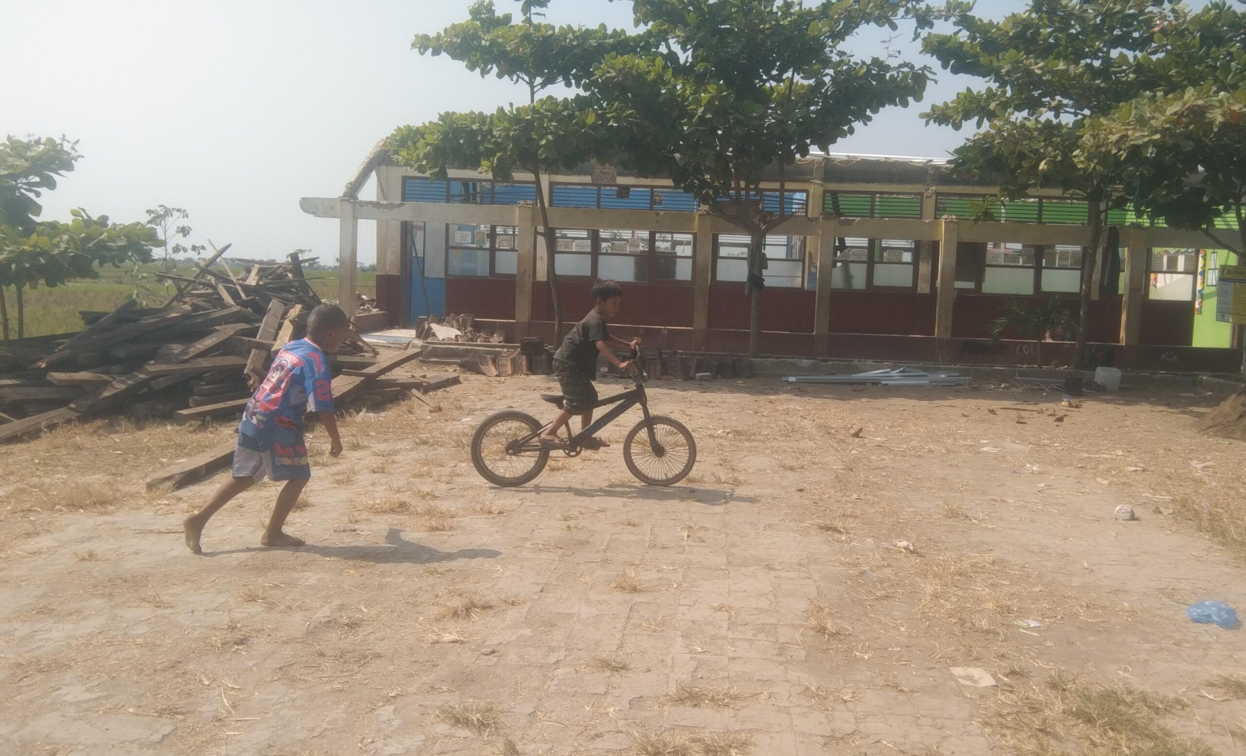 Proyek Rehabilitasi SDN Kampungsawah IV Karawang Berpotensi Bahayakan Siswa, Material Bangunan Berserakan di Halaman Sekolah