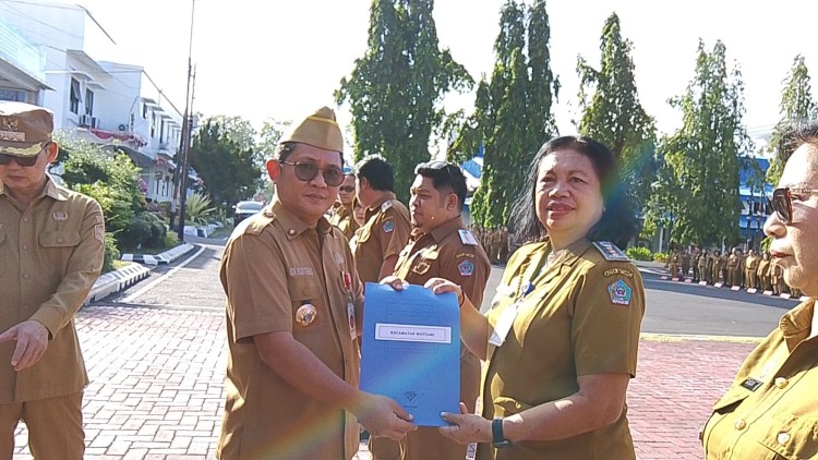 8 Camat di Kota Bitung Terima SK Pengangkatan Kepala Lingkungan, Hengky Honandar: Ujung Tombak Pelayanan Publik Resmi Bertugas