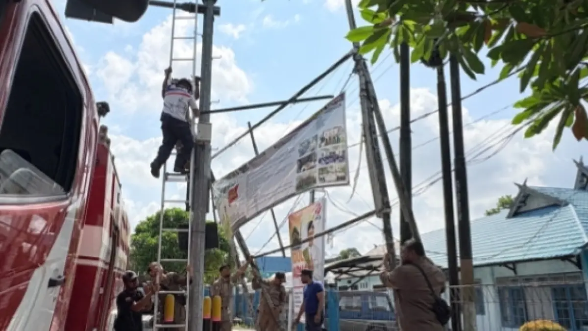Tiang Reklame Miring di Simpang Empat Masjid Agung Pangkalan Bun Dibongkar Satpol PP Kobar
