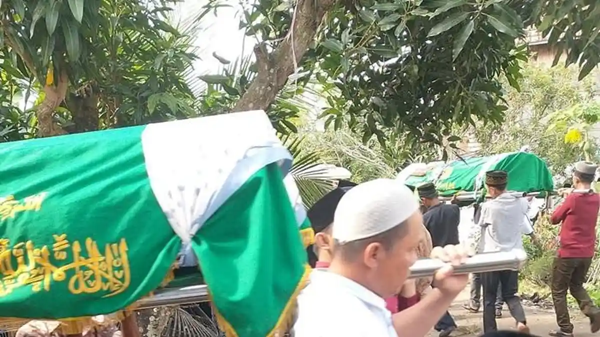 Ratusan Pelayat Antar Pemakaman Satu Keluarga Korban Kecelakaan Maut di Jalintim Ogan Ilir