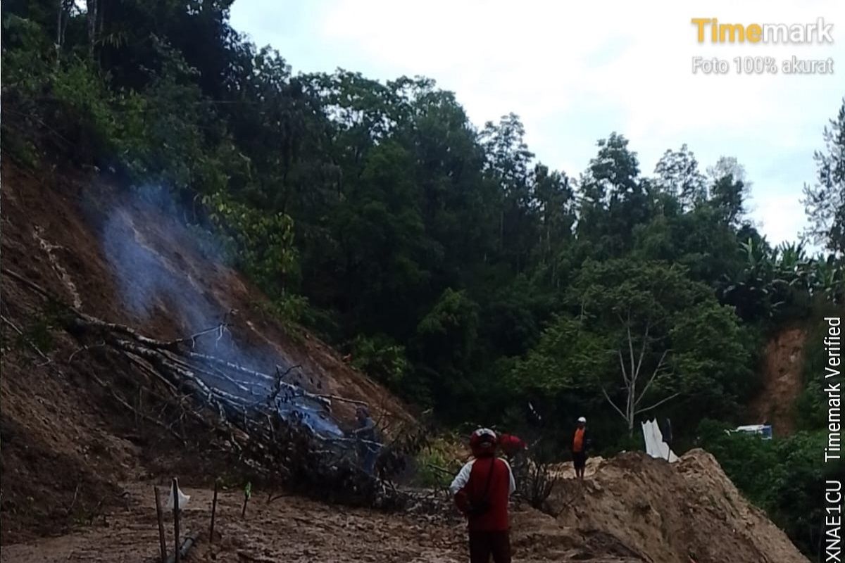 Jalan Provinsi Penghubung Lubuk Basung-Bukittinggi Tertimbun Longsor di Agam, Material Kayu Turut Menutup Akses