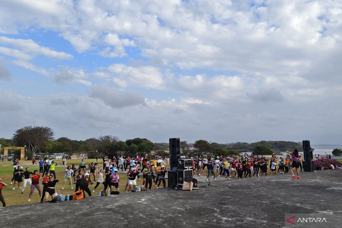 ANTARA Bali Gelar Senam Zumba Piala Dunia 2026 di Nusa Dua, 150 Peserta Ikut Berolahraga Sambil Nikmati Pemandangan Pantai