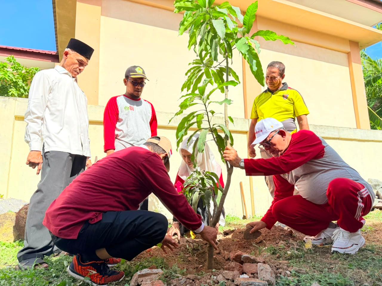 630 Masjid di Aceh Ikuti Geber Mas Serentak, ASN Kemenag Tanam Pohon di Masjid Jami' Lueng Bata Banda Aceh