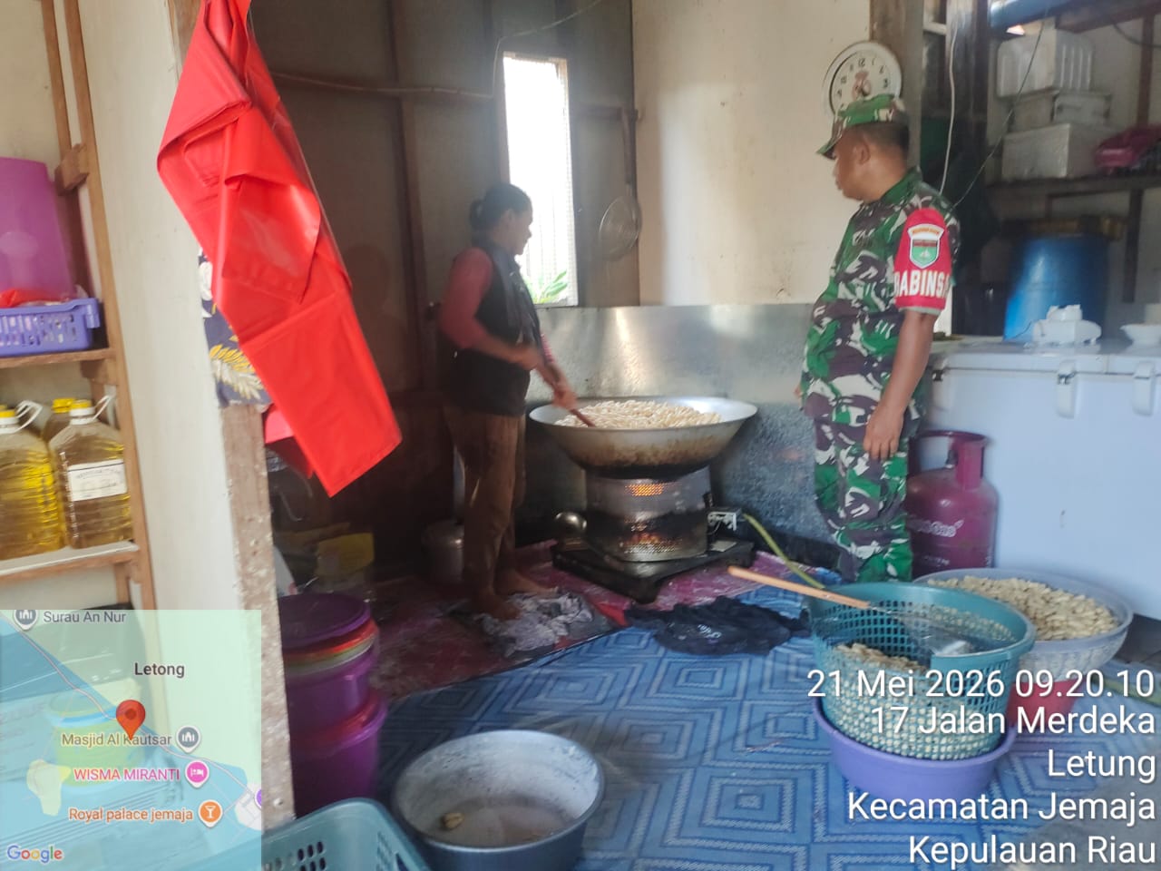 Babinsa Koramil Letung Serka Didih Sukiadi Dorong UMKM Kerupuk Atom Jemaja: Tingkatkan Produksi dan Perluas Pemasaran