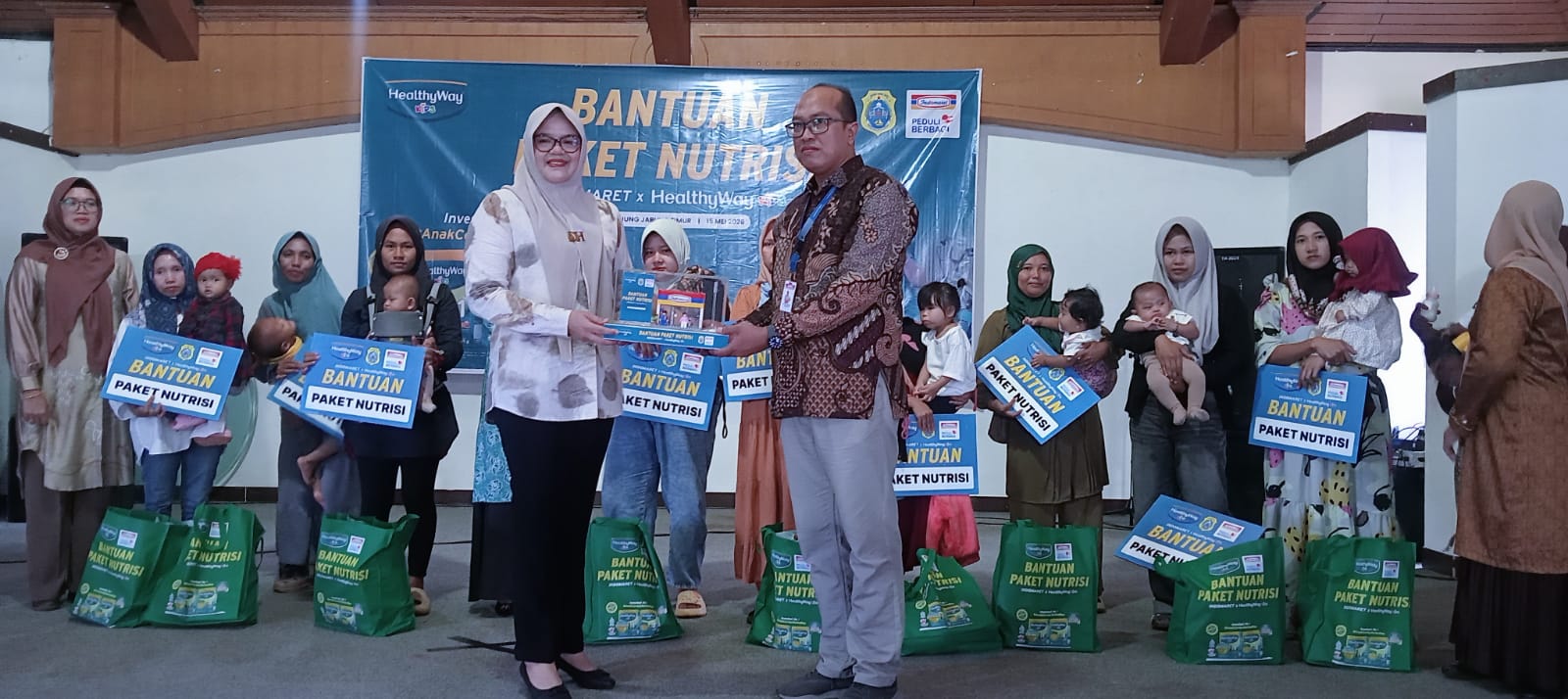 Indomaret Salurkan 250 Paket Nutrisi untuk Anak Stunting di Tanjabtim, 7 Produk UMKM Lokal Tembus Gerai se-Jambi