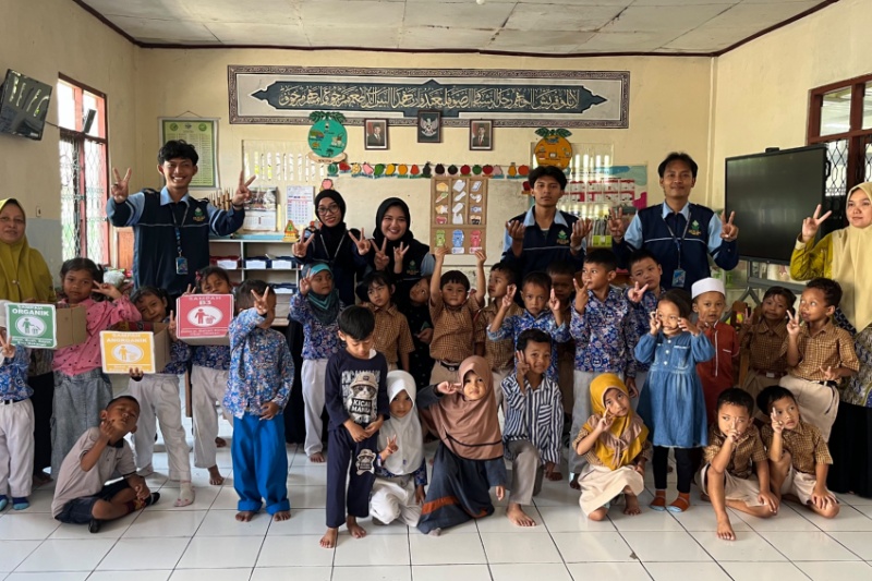 KKN UIN Walisongo Ajak Murid TK di Demak Pilah Sampah Organik, Anorganik, dan B3 Lewat Permainan