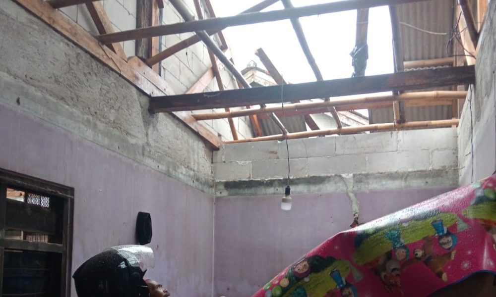 Angin Kencang Terjang Kampung Parakanomas Bogor, 92 Rumah Rusak dan 311 Jiwa Terdampak