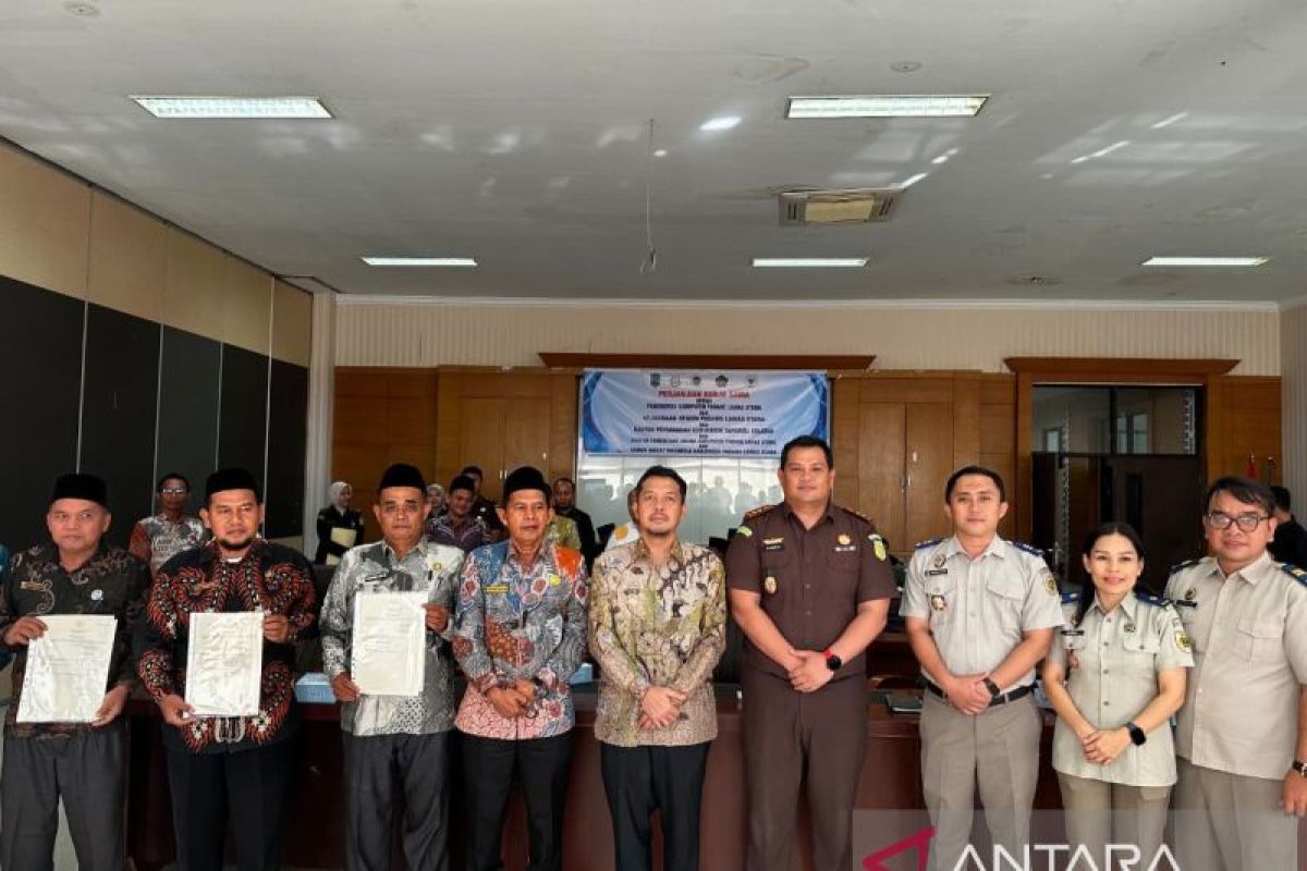 Bupati Paluta Teken Kerja Sama Percepatan Sertifikasi Tanah Wakaf, Enam Sertifikat Langsung Diserahkan ke Nazir