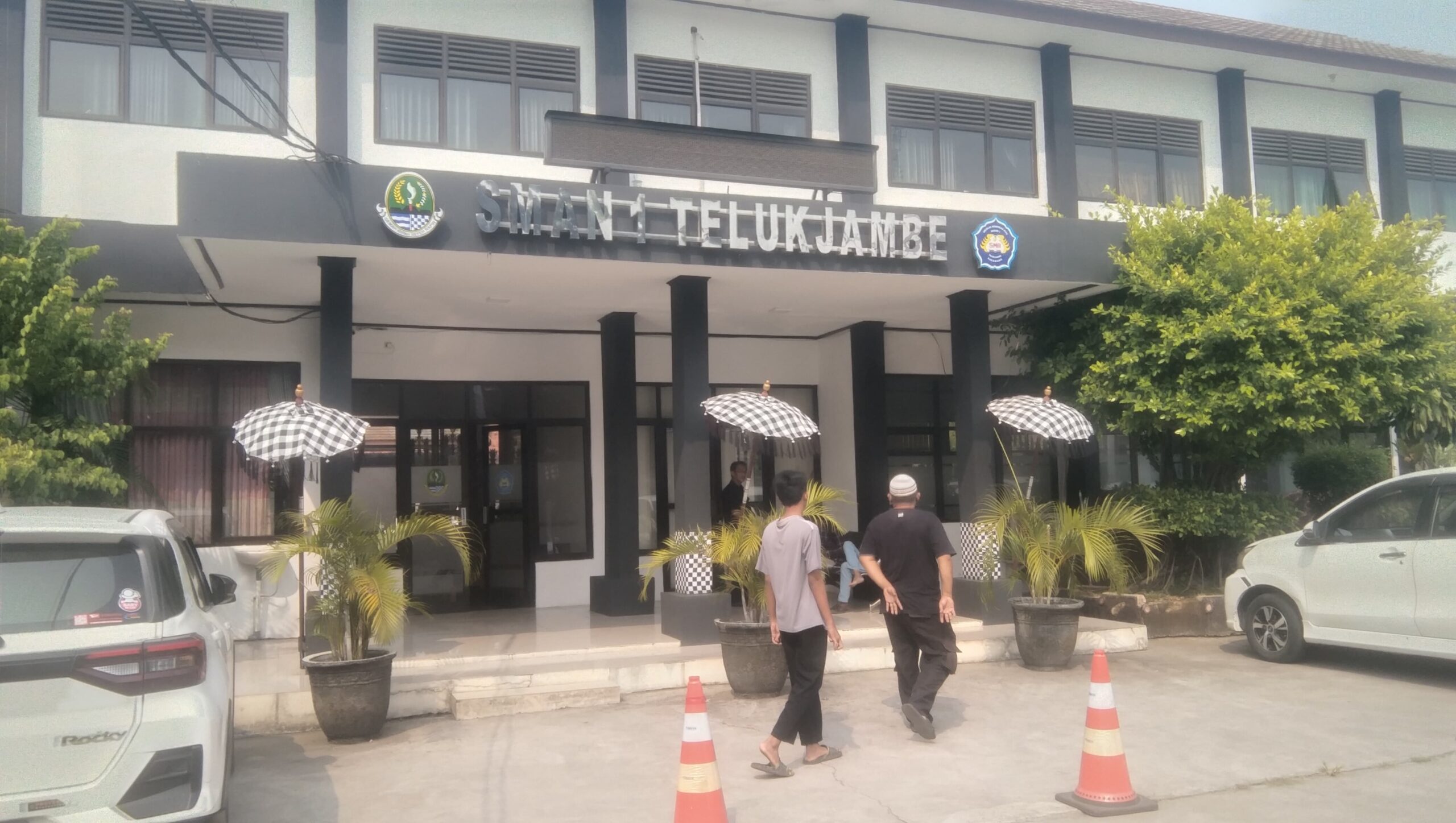 Kepsek SMAN 1 Telukjambe Timur Karawang Bungkam Dikonfirmasi Soal Kekurangan Anggaran SPMB, Wartawan Tunggu Seminggu