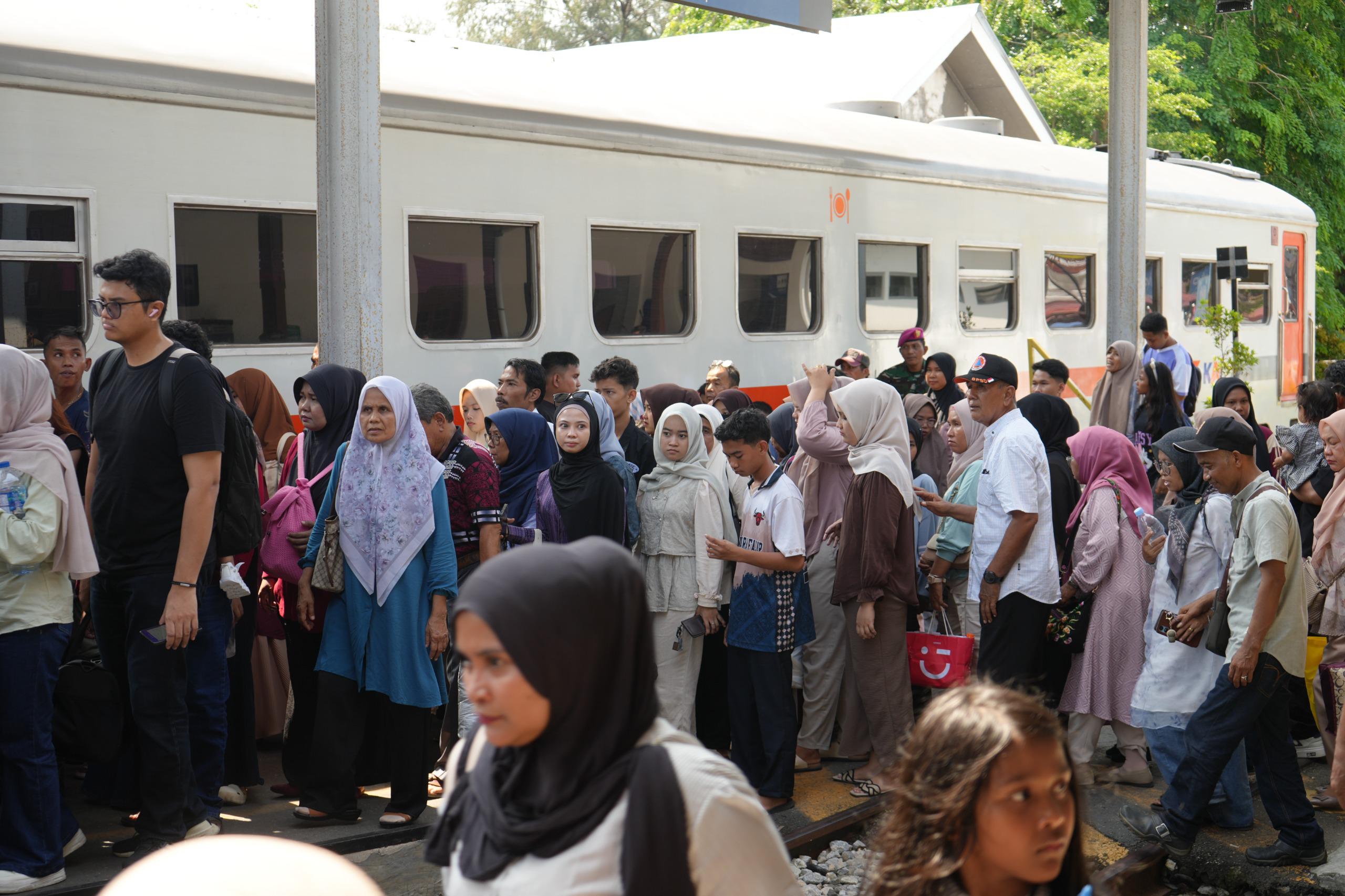Selama Libur Sekolah, KAI Divre II Sumbar Layani 10.283 Penumpang KA Lokal dalam Sehari, Tembus 132 Persen Kapasitas
