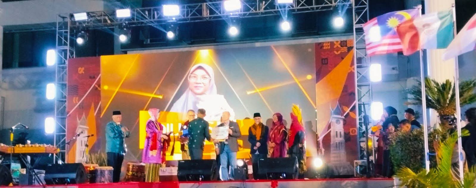 Founder KMB Meria Fitriwati Raih Penghargaan Penulis Prolifik Satupena Sumbar 2026 di IMLF ke-4 Bukittinggi