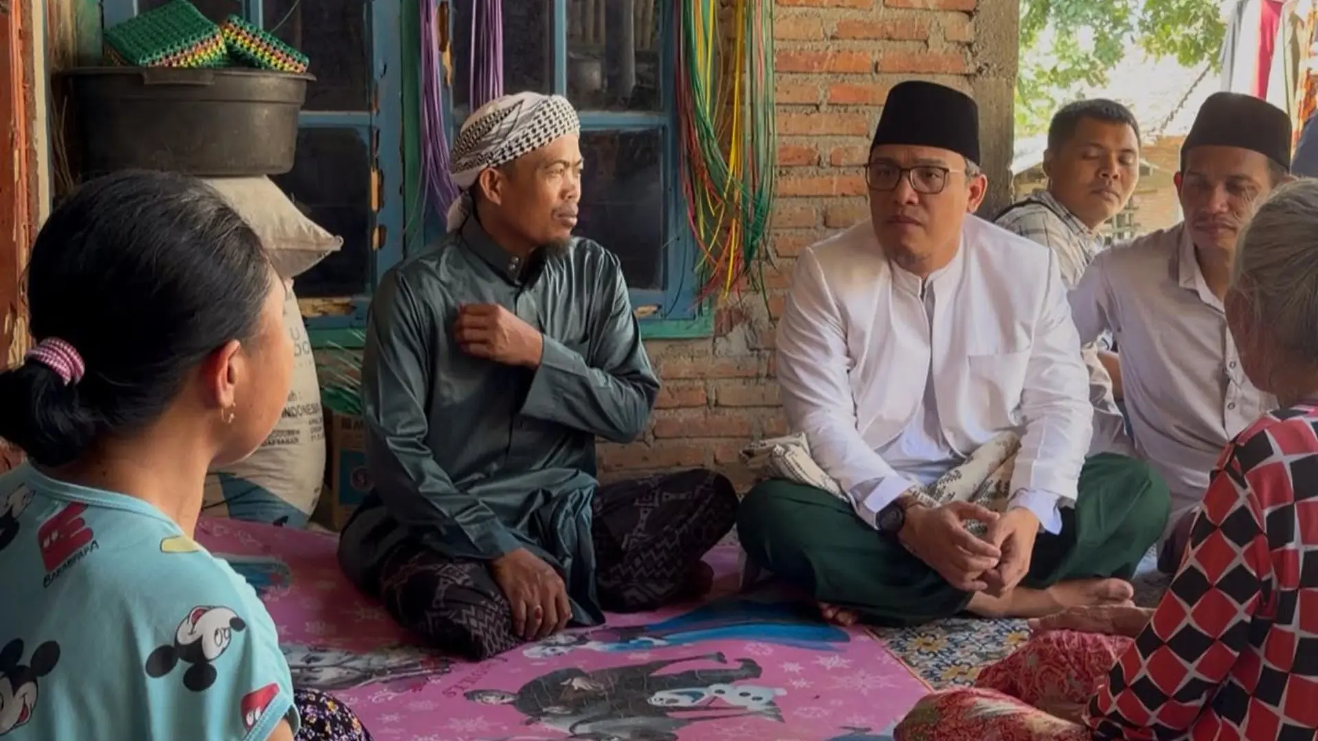 Ketua Baznas NTB Turun ke Rumah Lansia di Lombok Barat, Salurkan Bantuan Sosial hingga Biaya Berobat