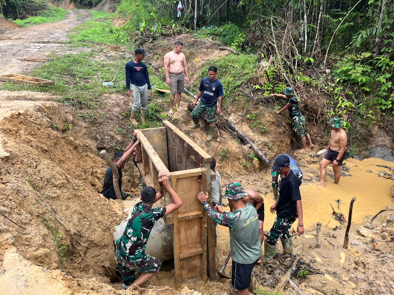 Satgas TMMD Ke-128 Kodim 0117/Aceh Tamiang Percepat Pembangunan Gorong-gorong dan MCK di Desa Suka Makmur, Target Rampung Tepat Waktu