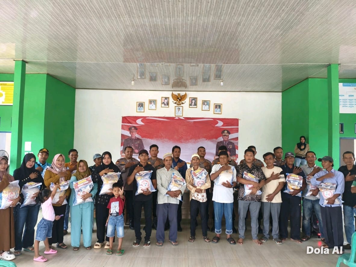 Polres Mesuji Bagikan 25 Paket Sembako dan Imbau Warga tak Bakar Lahan saat Jumat Curhat di Desa Margo Jadi