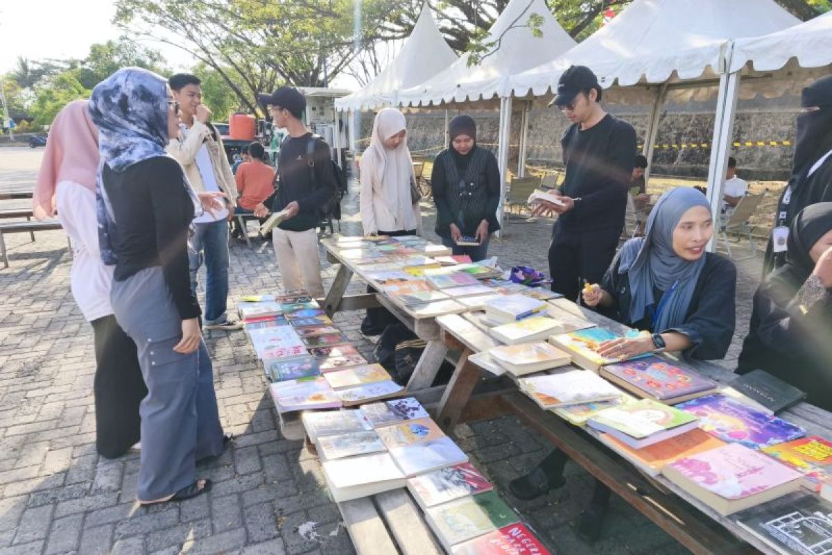 Komunitas Literasi Tanah Bumbu Gelar Lapak Baca di Bandara Bersujud, 50 Tulisan Siap Diluncurkan Malam Ini