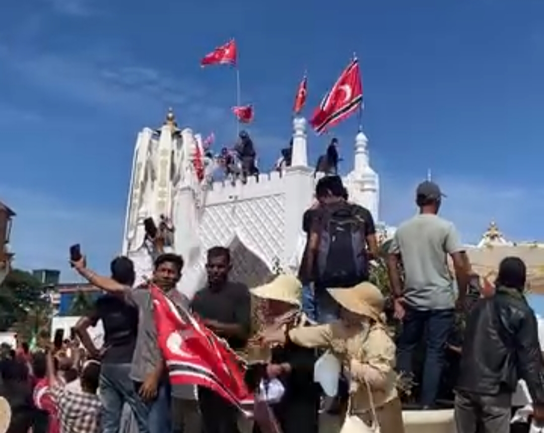 Ribuan Massa di Banda Aceh Kibarkan Bendera Bulan Bintang saat Peringatan Hari Damai, Sempat Dihadang TNI-Polri
