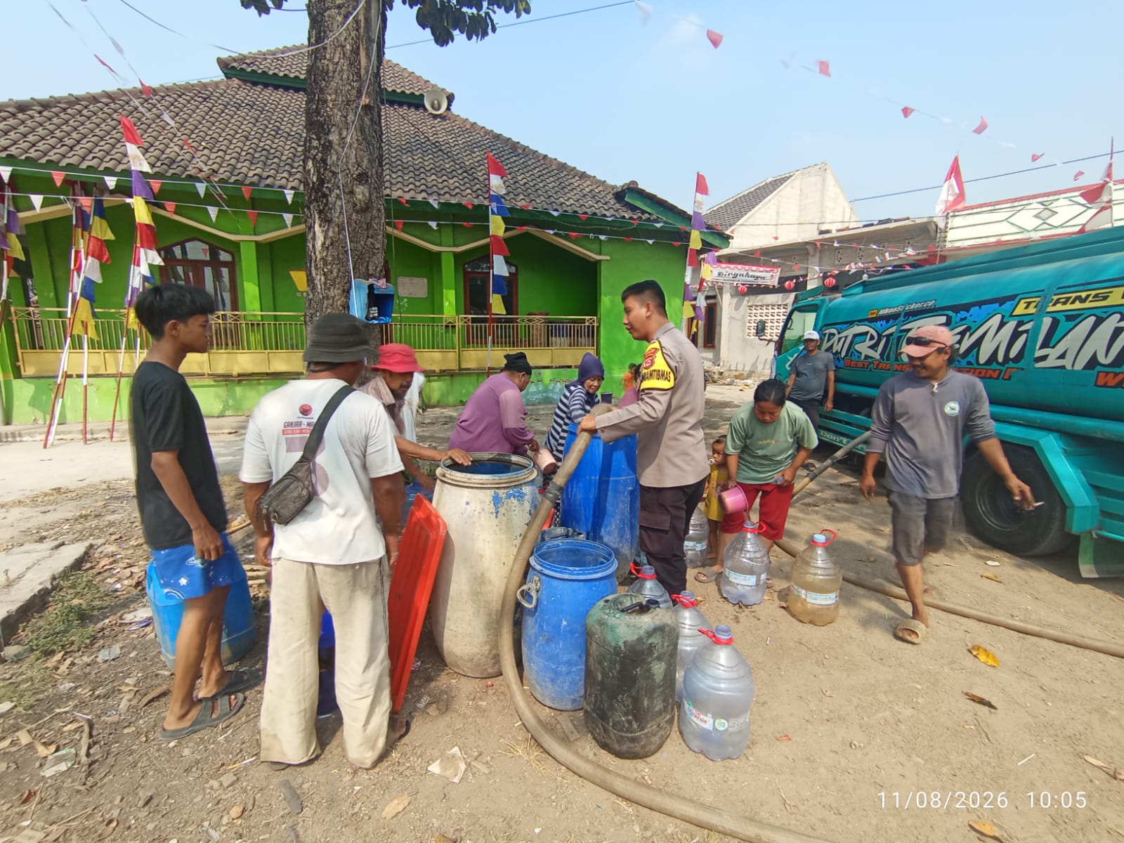 Polres Serang Salurkan 8.000 Liter Air Bersih ke Kampung Rangkong Binuang, Warga Terdampak Kekeringan