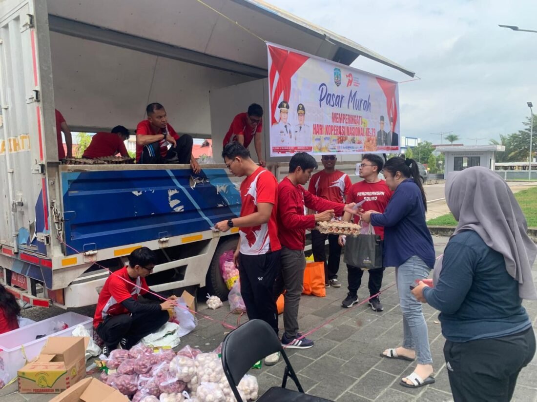 Disperindagkop Kaltara Sediakan 200 Paket Sembako di Pasar Murah Harkopnas ke-79, Warga Antre Cek Kesehatan Gratis