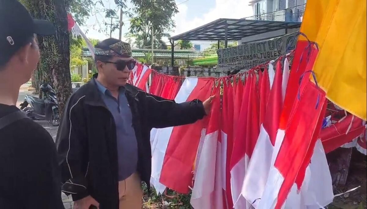 Gubernur Kaltara Zainal Paliwang Borong 120 Bendera dari Pedagang di Tarakan, 80 Unit untuk Warga Sebatik