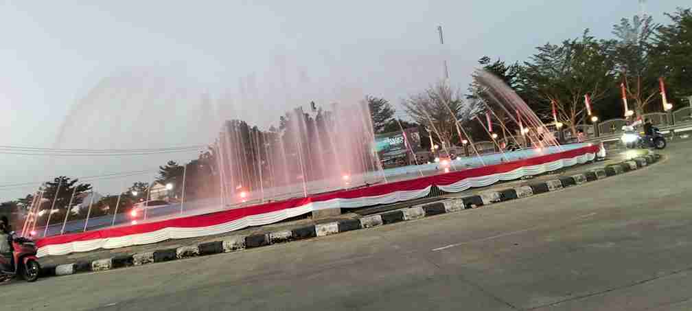 Sambut HUT ke-81 RI, PUPR Sulbar Percantik Kolam Air Mancur di Bundaran Arteri Mamuju